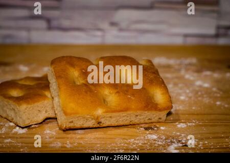 Focaccia italiana su un tavolo con farina Foto Stock