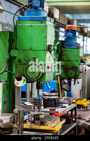 Stepnogorsk, Kazakhstan 04 aprile 2012: Foratrici sovietiche d'epoca. Impianto di produzione cuscinetti. Foto Stock