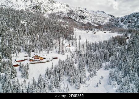 Capanne e boschi di abeti ricoperti di neve fresca Foto Stock