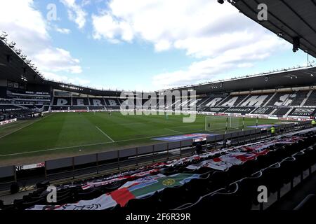 Vista generale dell'azione dall'interno del terreno vuoto durante la partita del campionato Sky Bet a Pride Park, Derby. Data immagine: Venerdì 2 aprile 2021. Vedi la storia della PA: SOCCER Derby. Il credito fotografico dovrebbe essere: Bradley Collyer/PA Wire. RESTRIZIONI: SOLO USO EDITORIALE non utilizzare con audio, video, dati, elenchi di apparecchi, logo di club/campionato o servizi "live" non autorizzati. L'uso in-match online è limitato a 120 immagini, senza emulazione video. Nessun utilizzo nelle scommesse, nei giochi o nelle pubblicazioni di singoli club/campionati/giocatori. Foto Stock