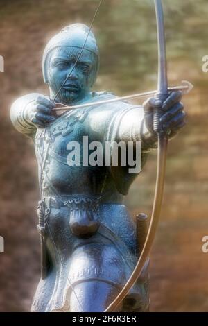 Statua di Robin Hood di Robin Hood, fuori dalle mura del castello di Nottingham, città di Nottinghamshire, Inghilterra, Regno Unito, GB, Europa Foto Stock