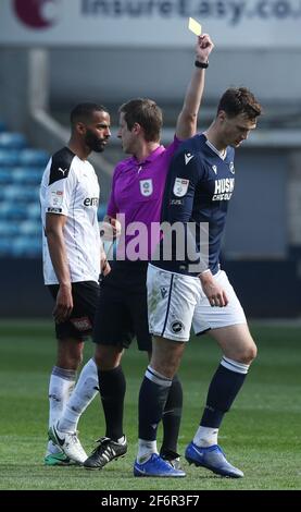 Jake Cooper di Millwall (a destra) viene mostrato il cartellino giallo durante la partita dello Sky Bet Championship al Den, Londra. Data immagine: Venerdì 2 aprile 2021. Vedi la storia di PA: SOCCER Millwall. Il credito fotografico dovrebbe essere: Jonathan Brady/PA Wire. RESTRIZIONI: SOLO USO EDITORIALE non utilizzare con audio, video, dati, elenchi di apparecchi, logo di club/campionato o servizi "live" non autorizzati. L'uso in-match online è limitato a 120 immagini, senza emulazione video. Nessun utilizzo nelle scommesse, nei giochi o nelle pubblicazioni di singoli club/campionati/giocatori. Foto Stock