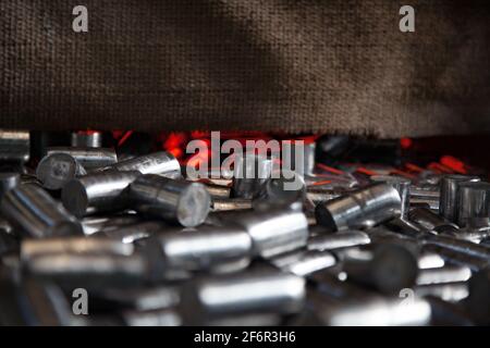 Impianto di produzione cuscinetti. Ricottura o trattamento termico dei rulli metallici (termoindurenti) in forno speciale. Contesto industriale astratto. Kazakistan. Foto Stock