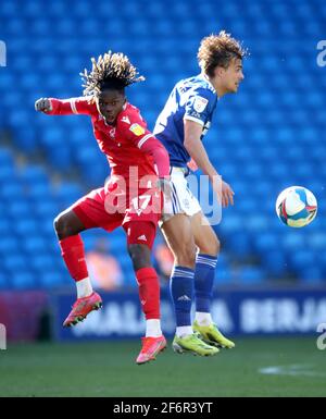 Alex Mighten della Foresta di Nottingham (a sinistra) e Tom Sang della città di Cardiff combattono per la palla durante la partita del campionato Sky Bet al Cardiff City Stadium di Cardiff. Data immagine: Venerdì 2 aprile 2021. Vedi PA storia: CALCIO Cardiff. Il credito fotografico dovrebbe essere: Nick Potts/PA Wire. RESTRIZIONI: SOLO USO EDITORIALE non utilizzare con audio, video, dati, elenchi di apparecchi, logo di club/campionato o servizi "live" non autorizzati. L'uso in-match online è limitato a 120 immagini, senza emulazione video. Nessun utilizzo nelle scommesse, nei giochi o nelle pubblicazioni di singoli club/campionati/giocatori. Foto Stock