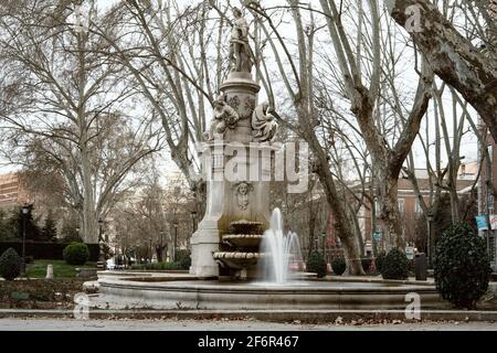 Fontana di Apollo a Madrid, Spagna. Fontana storica sulla strada pedonale Paseo del Prado. Scultura raffigurante l'antico dio della bellezza. Foto Stock