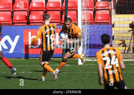 Crewe, Regno Unito. 02 aprile 2021. Josh Magennis di Hull City (27) festeggia dopo aver segnato il suo primo goal squadre dal posto di penalità. EFL Skybet football League One match, Crewe Alexandra contro Hull City all'Alexandra Stadium di Crewe, Cheshire venerdì 2 aprile 2021. Questa immagine può essere utilizzata solo per scopi editoriali. Solo per uso editoriale, è richiesta una licenza per uso commerciale. Nessun uso nelle scommesse, nei giochi o nelle pubblicazioni di un singolo club/campionato/giocatore. pic di Chris Stading/Andrew Orchard sport photography/Alamy Live news Credit: Andrew Orchard sports photography/Alamy Live News Foto Stock