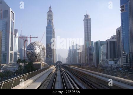 DUBAI, EMIRATI ARABI UNITI - 19 GIU 2019: Le tracce della metropolitana di Dubai Metro lungo Sheikh Zayed Road con stazione davanti. Foto Stock