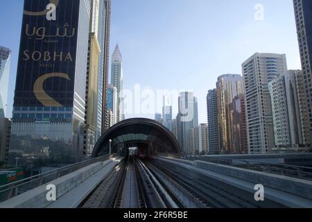 DUBAI, EMIRATI ARABI UNITI - 19 GIU 2019: Le tracce della metropolitana di Dubai Metro lungo Sheikh Zayed Road con stazione davanti. Foto Stock