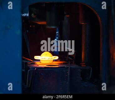 Produzione di sfere di supporto su una pressa meccanica. Metallo caldo. Steppogorsk, Kazakistan. Foto Stock