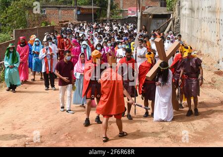 Guwahati, Assam, India. 2 Apr 2021. Il devoto cristiano vestito come Gesù Cristo riattua la crocifissione durante il gioco di Eatser il Venerdì Santo. Gesù Cristo diede la sua vita come sacrificio mentre soffriva per i peccati delle persone. Credit: David Talukdar/ZUMA Wire/Alamy Live News Foto Stock