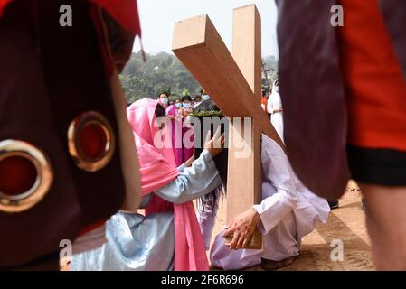 Guwahati, Assam, India. 2 Apr 2021. Il devoto cristiano vestito come Gesù Cristo riattua la crocifissione durante il gioco di Eatser il Venerdì Santo. Gesù Cristo diede la sua vita come sacrificio mentre soffriva per i peccati delle persone. Credit: David Talukdar/ZUMA Wire/Alamy Live News Foto Stock