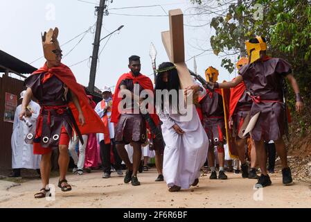 Guwahati, Assam, India. 2 Apr 2021. Il devoto cristiano vestito come Gesù Cristo riattua la crocifissione durante il gioco di Eatser il Venerdì Santo. Gesù Cristo diede la sua vita come sacrificio mentre soffriva per i peccati delle persone. Credit: David Talukdar/ZUMA Wire/Alamy Live News Foto Stock