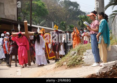 Guwahati, Assam, India. 2 Apr 2021. Il devoto cristiano vestito come Gesù Cristo riattua la crocifissione durante il gioco di Eatser il Venerdì Santo. Gesù Cristo diede la sua vita come sacrificio mentre soffriva per i peccati delle persone. Credit: David Talukdar/ZUMA Wire/Alamy Live News Foto Stock