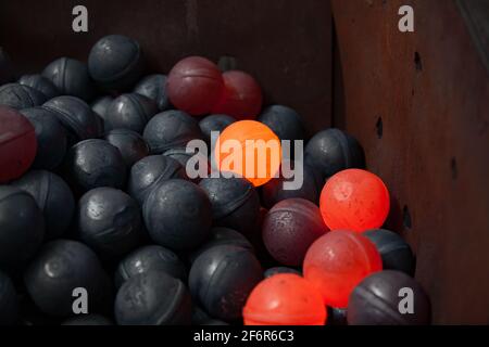 Produzione di sfere di supporto su una pressa meccanica. Metallo rosso-caldo. Steppogorsk, Kazakistan. Steppogorsk, Kazakistan Foto Stock