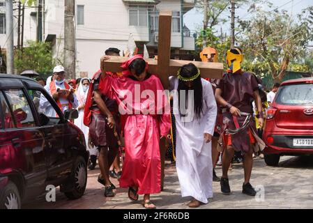 Guwahati, Assam, India. 2 Apr 2021. Il devoto cristiano vestito come Gesù Cristo riattua la crocifissione durante il gioco di Eatser il Venerdì Santo. Gesù Cristo diede la sua vita come sacrificio mentre soffriva per i peccati delle persone. Credit: David Talukdar/ZUMA Wire/Alamy Live News Foto Stock