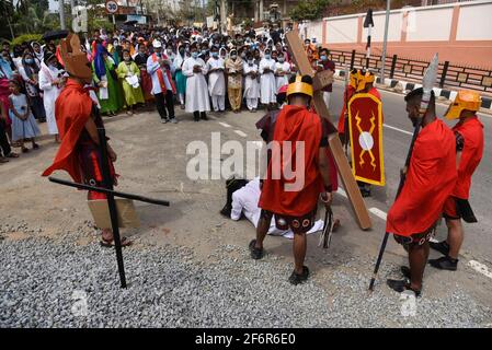 Guwahati, Assam, India. 2 Apr 2021. Il devoto cristiano vestito come Gesù Cristo riattua la crocifissione durante il gioco di Eatser il Venerdì Santo. Gesù Cristo diede la sua vita come sacrificio mentre soffriva per i peccati delle persone. Credit: David Talukdar/ZUMA Wire/Alamy Live News Foto Stock