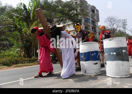 Guwahati, Assam, India. 2 Apr 2021. Il devoto cristiano vestito come Gesù Cristo riattua la crocifissione durante il gioco di Eatser il Venerdì Santo. Gesù Cristo diede la sua vita come sacrificio mentre soffriva per i peccati delle persone. Credit: David Talukdar/ZUMA Wire/Alamy Live News Foto Stock