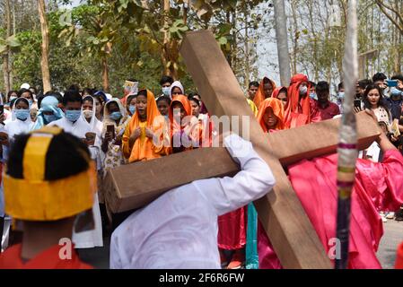 Guwahati, Assam, India. 2 Apr 2021. Il devoto cristiano vestito come Gesù Cristo riattua la crocifissione durante il gioco di Eatser il Venerdì Santo. Gesù Cristo diede la sua vita come sacrificio mentre soffriva per i peccati delle persone. Credit: David Talukdar/ZUMA Wire/Alamy Live News Foto Stock