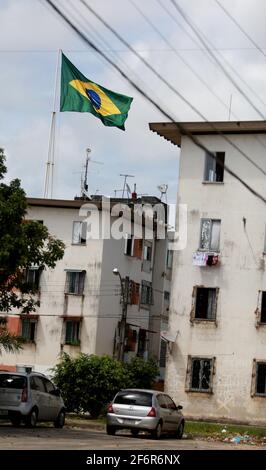 salvador, bahia / brasile - 20 marzo 2015: La bandiera brasiliana è vista sui tetti degli edifici nel quartiere Cajazeiras nella città di Salvador. Foto Stock