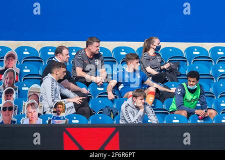 Londra, Regno Unito. 02 aprile 2021. I giocatori di Coventry City sulla panchina non indossano maschere durante la partita del campionato EFL Sky Bet tra Queens Park Rangers e Coventry City al Kiyan Prince Foundation Stadium, Londra, Inghilterra, il 2 aprile 2021. Foto di Salvio Calabrese. Solo per uso editoriale, è richiesta una licenza per uso commerciale. Nessun utilizzo nelle scommesse, nei giochi o nelle pubblicazioni di un singolo club/campionato/giocatore. Credit: UK Sports Pics Ltd/Alamy Live News Foto Stock