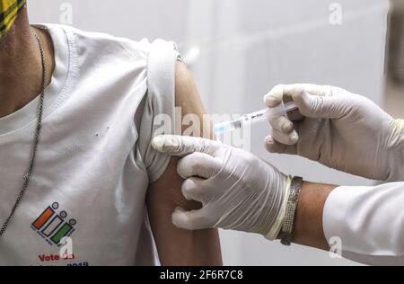 Nuova Delhi, India. 02 aprile 2021. Un operatore sanitario somministra una dose di vaccino Covisield (sviluppato dal Serum Institute) a un uomo durante un viaggio di vaccinazione presso un dispensario governativo. L'India ha registrato 81,446 nuovi casi di Coronavirus Covid-19 il 01, il 2021 aprile e 469 decessi in 24 ore. Credit: SOPA Images Limited/Alamy Live News Foto Stock