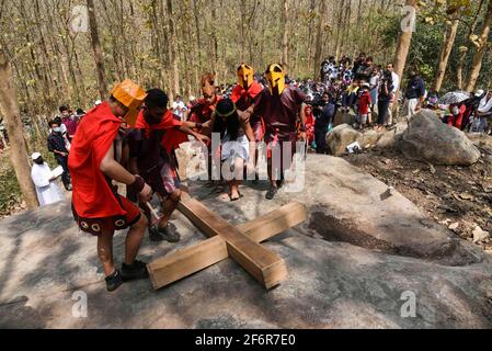 Guwahati, Assam, India. 2 Apr 2021. Il devoto cristiano vestito come Gesù Cristo riattua la crocifissione durante il gioco di Eatser il Venerdì Santo. Gesù Cristo diede la sua vita come sacrificio mentre soffriva per i peccati delle persone. Credit: David Talukdar/ZUMA Wire/Alamy Live News Foto Stock