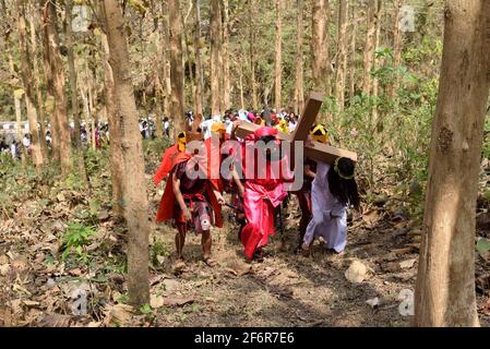 Guwahati, Assam, India. 2 Apr 2021. Il devoto cristiano vestito come Gesù Cristo riattua la crocifissione durante il gioco di Eatser il Venerdì Santo. Gesù Cristo diede la sua vita come sacrificio mentre soffriva per i peccati delle persone. Credit: David Talukdar/ZUMA Wire/Alamy Live News Foto Stock