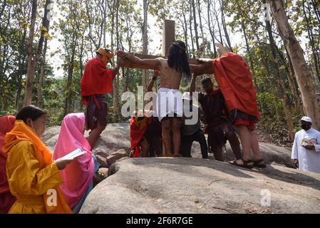 Guwahati, Assam, India. 2 Apr 2021. Il devoto cristiano vestito come Gesù Cristo riattua la crocifissione durante il gioco di Eatser il Venerdì Santo. Gesù Cristo diede la sua vita come sacrificio mentre soffriva per i peccati delle persone. Credit: David Talukdar/ZUMA Wire/Alamy Live News Foto Stock