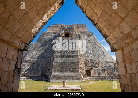 Piramide del Magiciano / Pirámide del adivino, Mesoamericana piramide a gradini nell'antica città Maya Uxmal, Yucatán, Messico Foto Stock