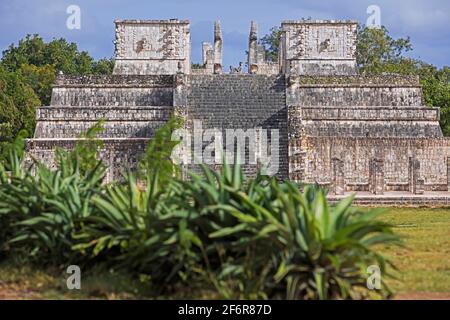 13 ° secolo Tempio dei Guerrieri / Templo de los Guerreros, mostrando Maya chacmool / chac-mool a Chichen Itza città pre-colombiana, Yucatán, Messico Foto Stock