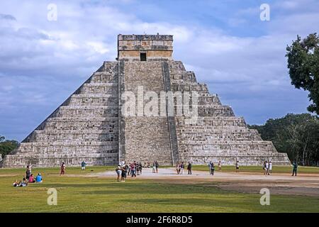 El Castillo / Kukulcán Tempio, Mesoamericano passo-piramide nella città precolombiana Chichen Itza, sito archeologico a Yucatán, Messico Foto Stock