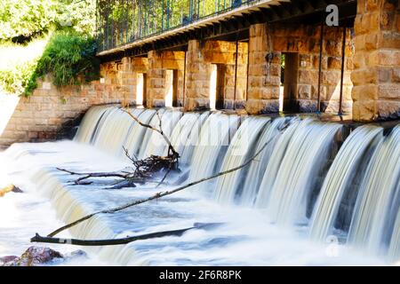 una cascata che scorre attraverso le colonne di pietra Foto Stock