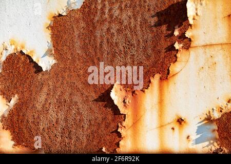 Vecchio grunge tessuto di fondo in metallo arrugginito e intessuto con pittura a rammollo Foto Stock