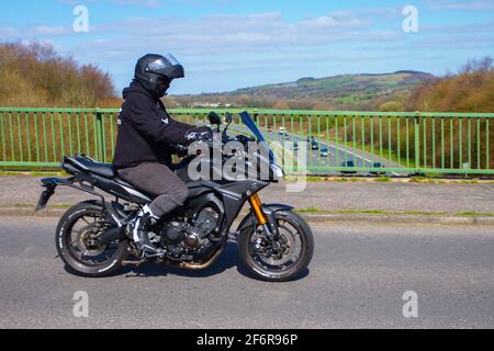 2015 Yamaha Mt-09 Tracer ABS sport Tourer moto; motociclista; due ruote trasporto, moto, veicolo su strade britanniche, motociclette, motociclisti motociclisti a Manchester, Regno Unito Foto Stock