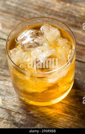 Cocktail boozy scozzese Godfather con amaretto Foto Stock