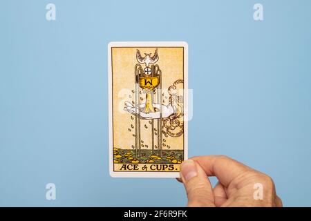 Mano che tiene la carta Tarocchi Ace of Cups Foto Stock