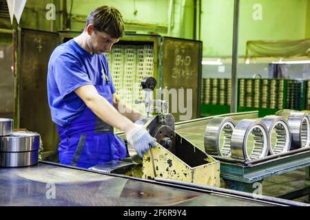 Stepnogorsk, Kazakhstan 04 aprile 2012: Impianto di produzione di cuscinetti. Cuscinetti pronti sulla linea di controllo qualità. Misurazione dell'imprecisione. Foto Stock