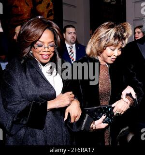 NEW YORK, NY – 7 NOVEMBRE: Oprah Winfrey e Tina Turner arrivano per la notte di apertura di Tina - il Tina Turner Musical, che si è tenuto al Teatro LUNT-Fontanne, il 7 novembre 2019, a New York City. Credito: Joseph Marzullo/MediaPunch Foto Stock