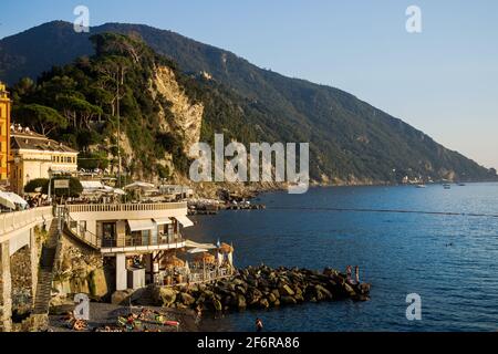 La costa di Camogli verso San Fruttuoso è aspra e collinare. La vista nella parte della Liguria è spettacolare. Foto Stock