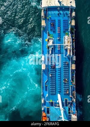 Vista aerea di un vapore durante un ormeggio sull'isola di Egina. Grecia in estate Foto Stock