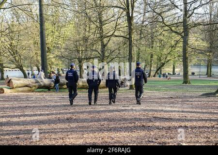 Illustrazione immagine scattata dopo il festival falso la Boum di ieri e protesta al Bois de la Cambre - Ter Kamerenbos, a Bruxelles, venerdì 02 aprile Foto Stock