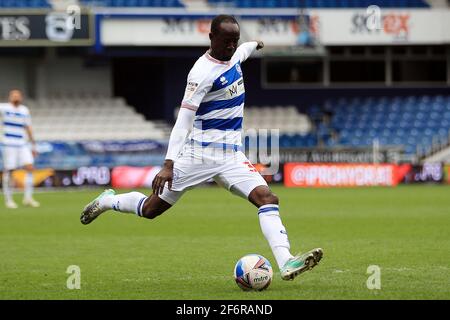 Londra, Regno Unito. 02 aprile 2021. Albert Adomah di Queens Park Rangers prende un tiro al gol. EFL Skybet Championship, Queens Park Rangers contro Coventry City al Kiyan Prince Foundation Stadium, Loftus Road a Londra venerdì 2 aprile 2021. Questa immagine può essere utilizzata solo per scopi editoriali. Solo per uso editoriale, è richiesta una licenza per uso commerciale. Nessun utilizzo nelle scommesse, nei giochi o nelle pubblicazioni di un singolo club/campionato/giocatore. pic by Steffan Bowen/Andrew Orchard sports photography/Alamy Live news Credit: Andrew Orchard sports photography/Alamy Live News Foto Stock