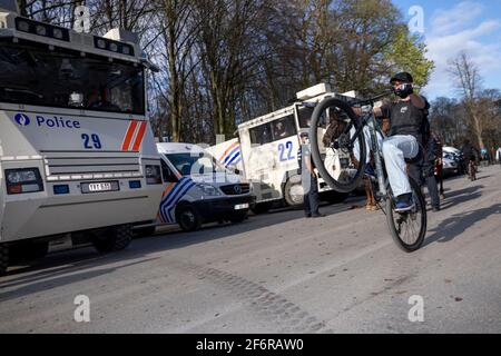 Illustrazione immagine scattata dopo il festival falso la Boum di ieri e protesta al Bois de la Cambre - Ter Kamerenbos, a Bruxelles, venerdì 02 aprile Foto Stock