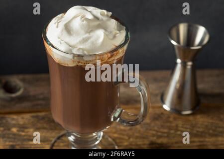 Cioccolata calda calda bollente con panna montata e bourbon Foto Stock