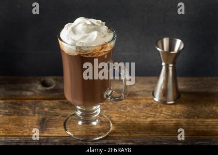 Cioccolata calda calda bollente con panna montata e bourbon Foto Stock