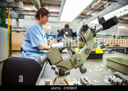 Stepnogorsk, Kazakhstan 04 aprile 2012: Impianto di produzione di cuscinetti. Micrometro sovietico d'epoca e rulli di appoggio su sfondo. Operaio w Foto Stock