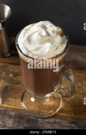 Cioccolata calda calda bollente con panna montata e bourbon Foto Stock