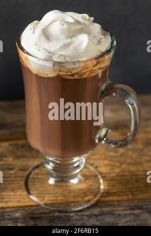 Cioccolata calda calda bollente con panna montata e bourbon Foto Stock