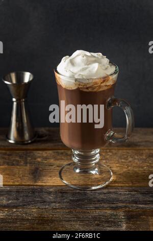 Cioccolata calda calda bollente con panna montata e bourbon Foto Stock