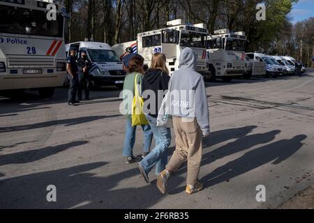 Illustrazione immagine scattata dopo il festival falso la Boum di ieri e protesta al Bois de la Cambre - Ter Kamerenbos, a Bruxelles, venerdì 02 aprile Foto Stock